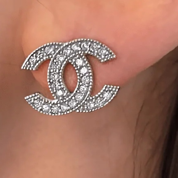 Chanel white gold platedEarrings with cc logo,stunning brand new,authentic! - Picture 1 of 6